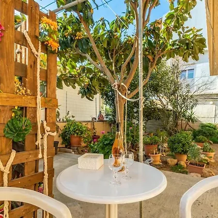 Relaxing Next To The Amoudara (Heraklion)